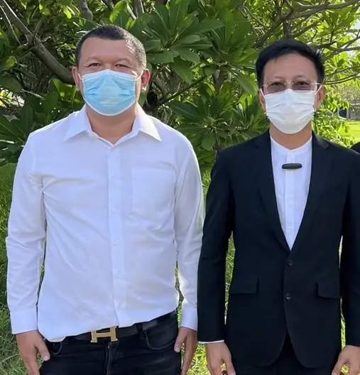 นายอุดม ไกรวัตนุสสรณ์ นายก อบจ.สมุทรสาคร (ขวา) นายสุรวัชร (เจ๋ง) เรืองศรี อดีตผู้สมัคร ส.อบจ.สมุทรสาคร (ซ้ายมือ) 