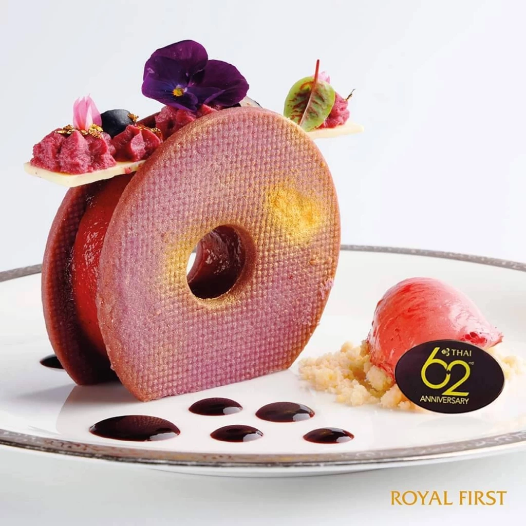 ลูกเรือ TG แต่งชุดไทยฉลอง 62 ปี พร้อมเสิร์ฟขนมหวานจานพิเศษ