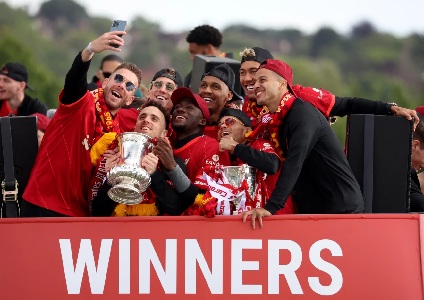 ประมวลภาพ "หงส์แดง" แห่ฉลองดับเบิ้ลแชมป์ชื่นมื่น