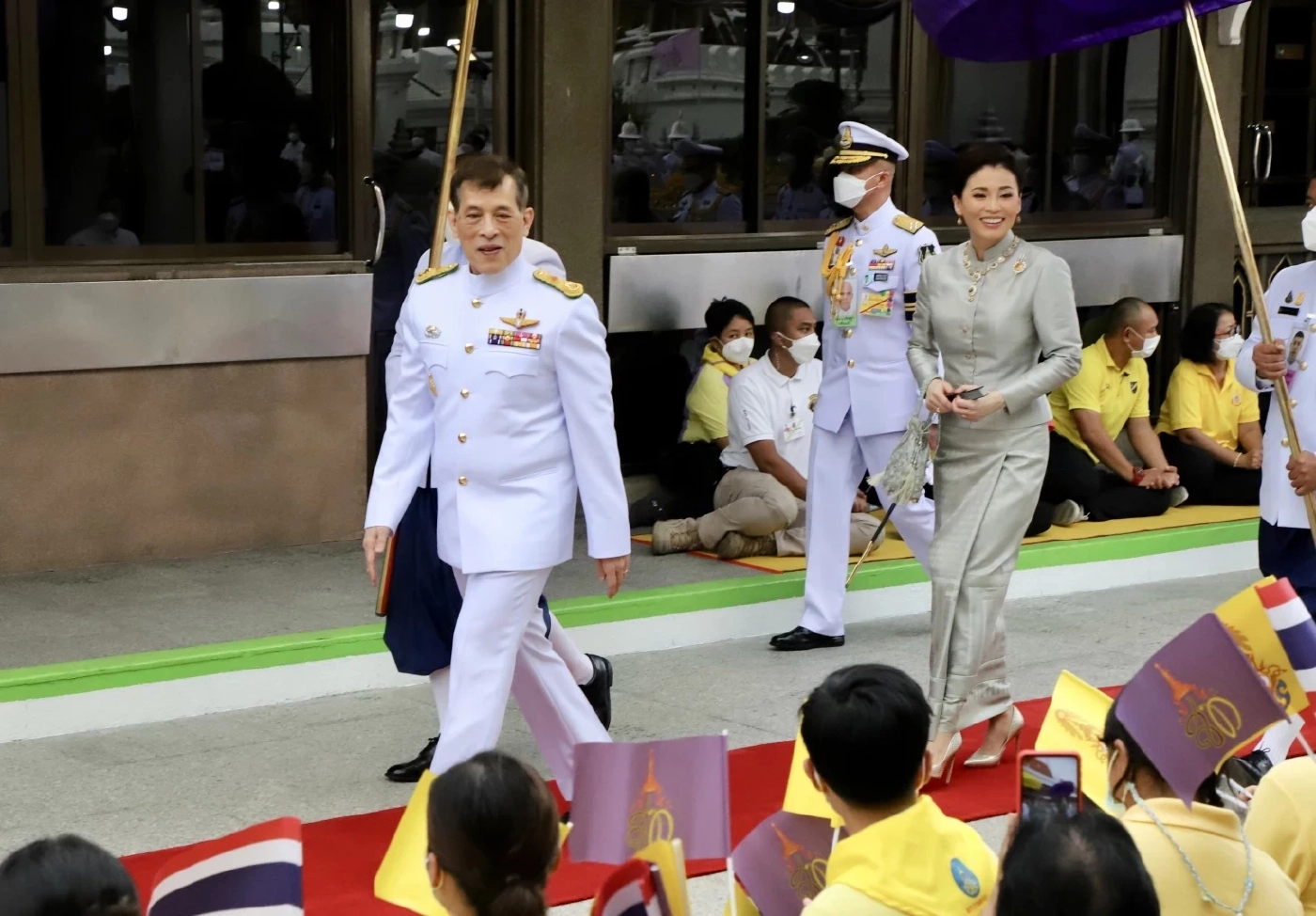 "ในหลวง-พระราชินี" ทรงบวงสรวงพระหลักเมือง ในโอกาส กรุงรัตนโกสินทร์ 240 ปี