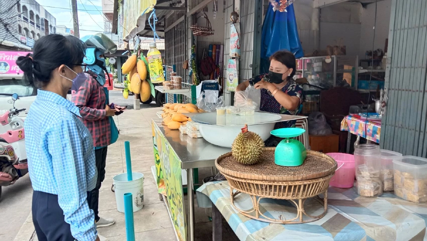 ไม่สนน้ำมันแพง แม่ค้าข้าวเหนียวมะม่วงขายราคาเดิม