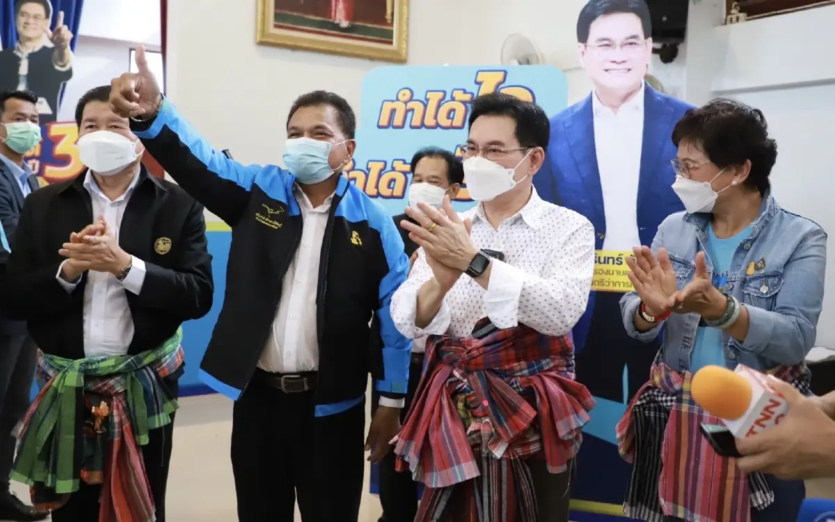 นายจุรินทร์  ลักษณวิศิษฎ์ หัวหน้าพรรคประชาธิปัตย์ ทำการเปิดตัว นายประชาธิปไตย คำสิงห์นอก เข้าสังกัดพรรคประชาธิป้ตย์ 