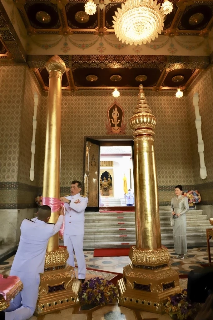 "ในหลวง-พระราชินี" ทรงบวงสรวงพระหลักเมือง ในโอกาส กรุงรัตนโกสินทร์ 240 ปี