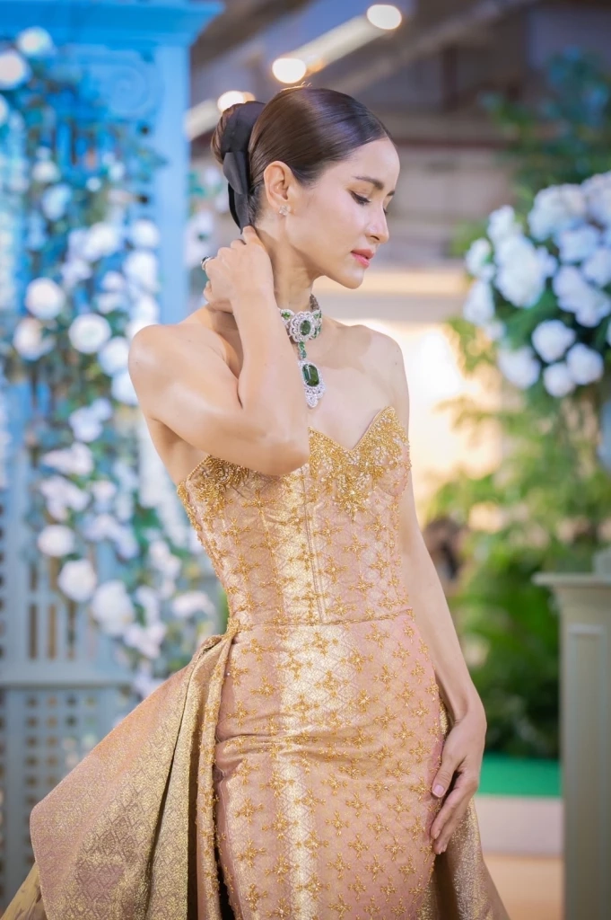 เปิดที่มาชุดผ้าไหมสั่งทอพิเศษที่ “แอน ทองประสม” สวมใส่บอกเลยไม่ธรรมดา