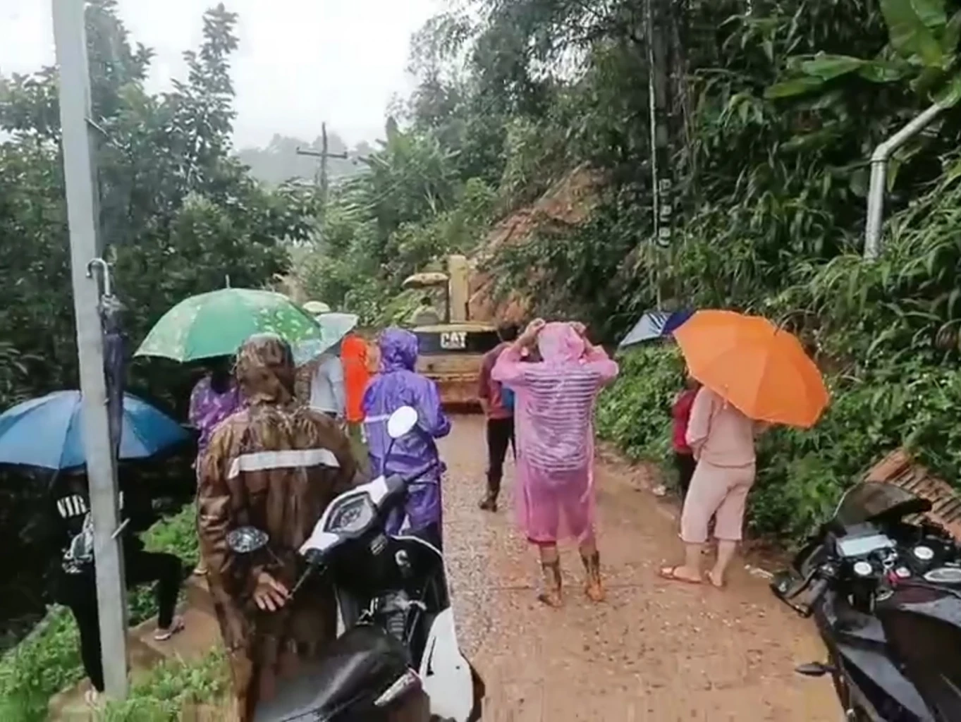 ฝนตกต่อเนื่องดินสไลด์ถล่มบ้านห้วยน้ำขุ่น ปิดทางเข้า-ออก เร่งช่วยเหลือ