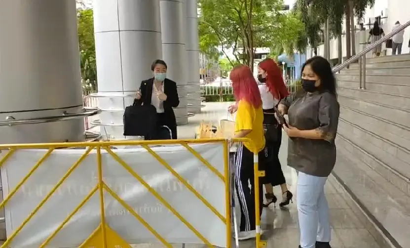 3 สาวกลุ่มทะลุวัง เข้ารับเงื่อนไขคดี ม.112 พร้อมติดกำไรอีเอ็ม
