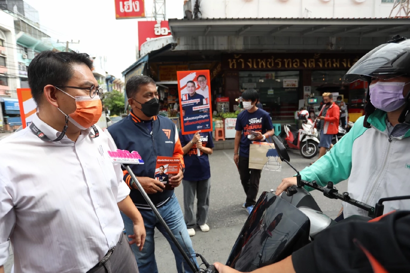 "วิโรจน์"ลุยตลาดบางกะปิชูนโยบายทำได้จริงลั่นกทม.มีงบพอยกชีวิตคนกรุง