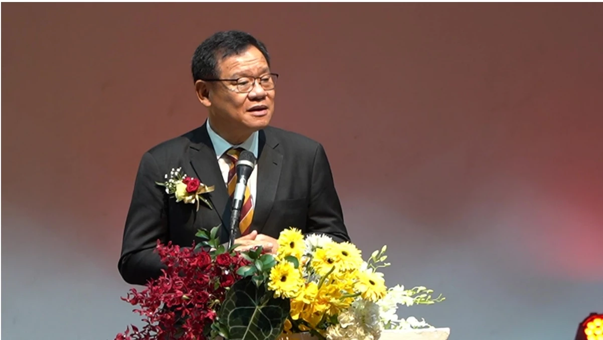 ศ. ดร.สุรพล นิติไกรพจน์ อดีตอธิการบดีมหาวิทยาลัยธรรมศาสตร์ และประธานกรรมการบริหารโรงพยาบาลธรรมศาสตร์เฉลิมพระเกียรติ