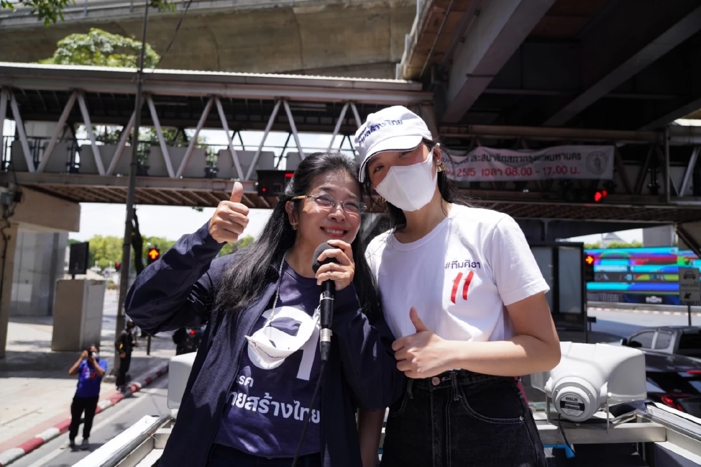 กันและกัน  "จินนี่" กับคุณหญิงสุดารัตน์ เกยุราพันธ์  ประธานพรรคไทยสร้างไทย 