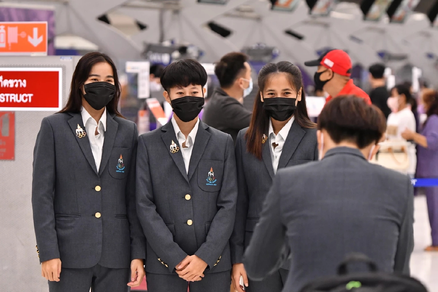 โต๊ะเล็กสาวไทยบินลัดฟ้าลุยซีเกมส์ "บิ๊กป่อม" กำชับมีสมาธิ มองไปทีละเกม