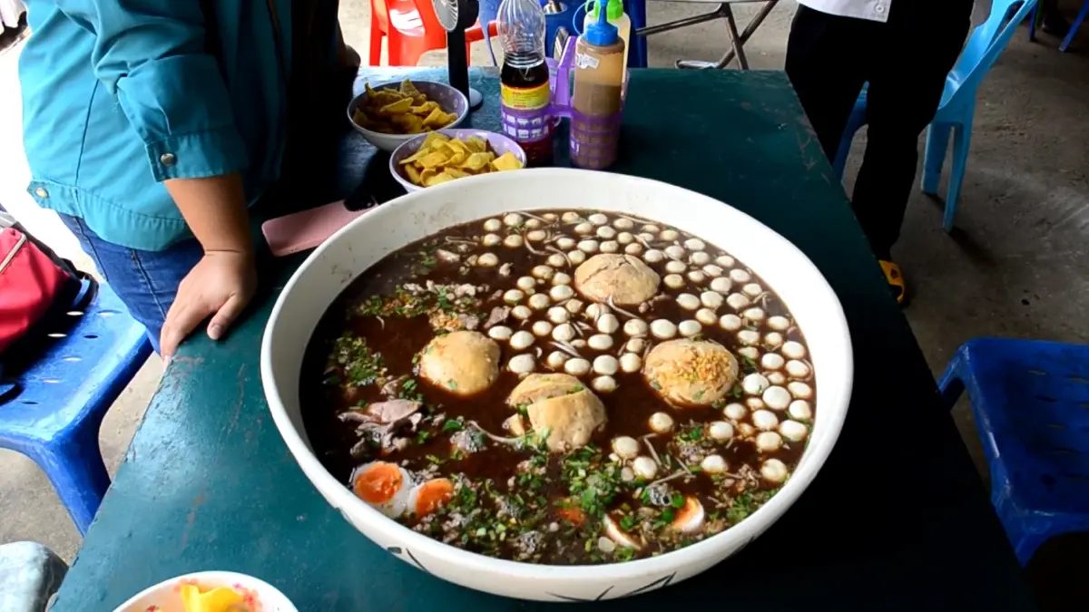 จ.นครปฐม ก๋วยเตี๋ยว 'อิ่มบุญ อิ่มท้อง' ชามละบาท!
