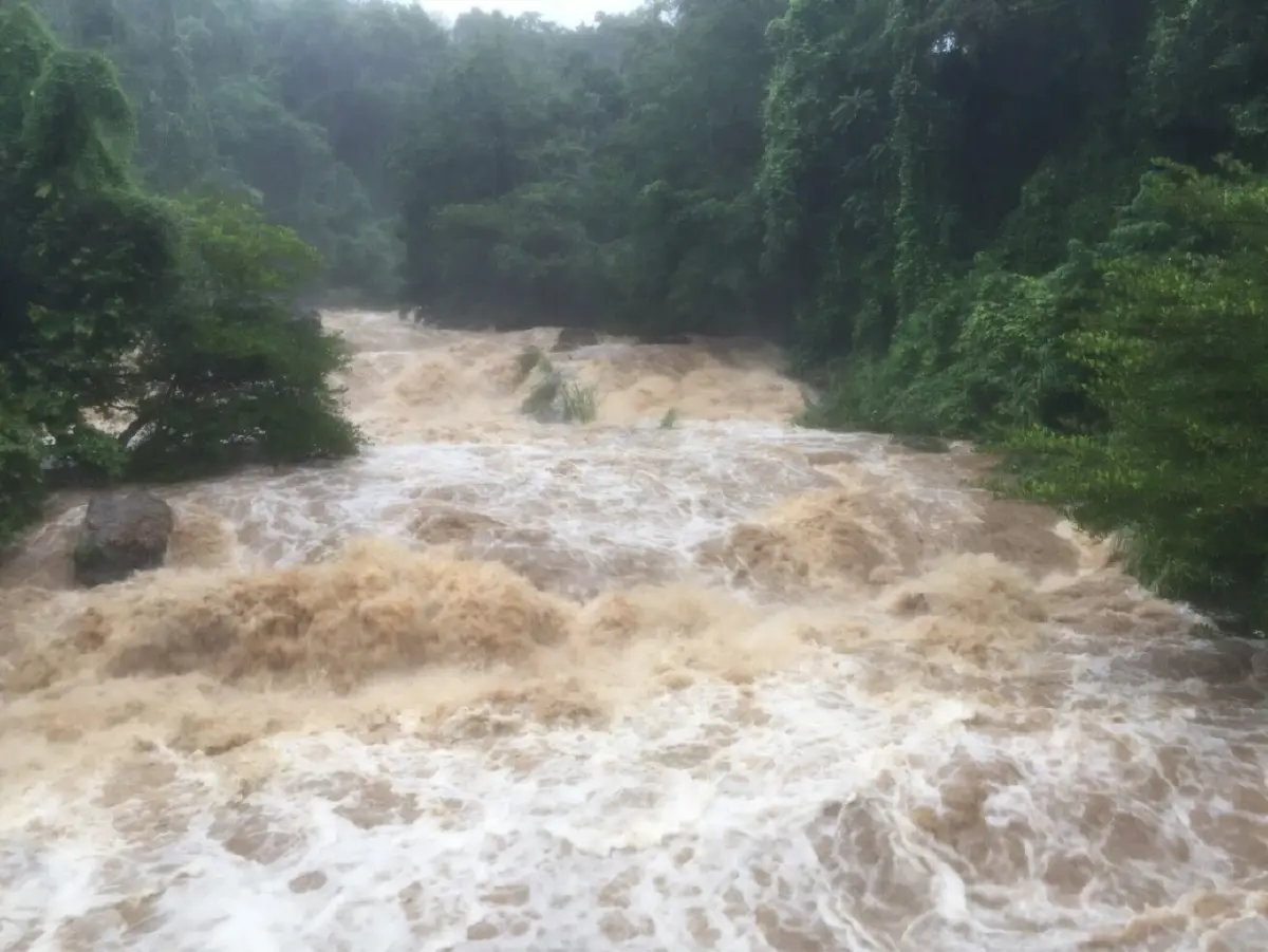 ชาวเชียงใหม่อ่วม ฝนถล่มหนักสุดรอบหลายปี น้ำป่าทะลักเข้าเมืองหลายพื้นที่