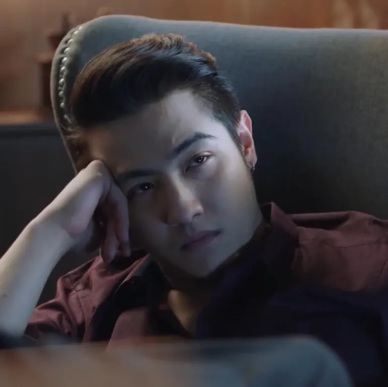นายชานนท์ อักขระชาตะ หรือ “ขุน ชานนท์” ดาราและพิธีกรชื่อดัง 