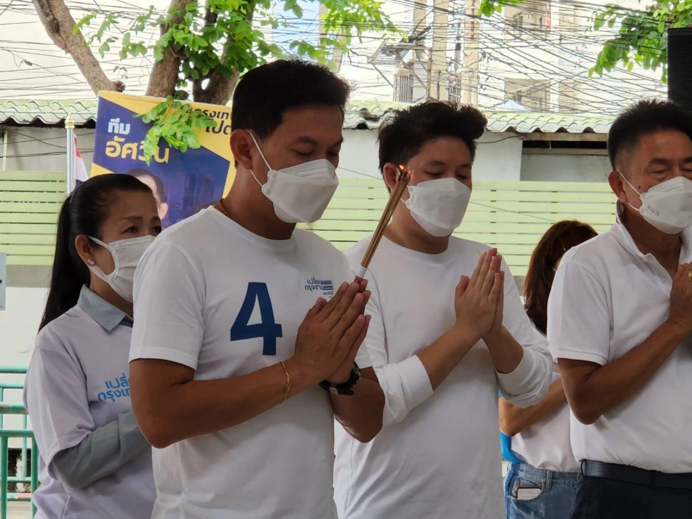 "สุชัชวีร์"ขึ้นรถแห่รอบกรุงขอคะแนนเสียง ลั่นพร้อมเปลี่ยนกทม.