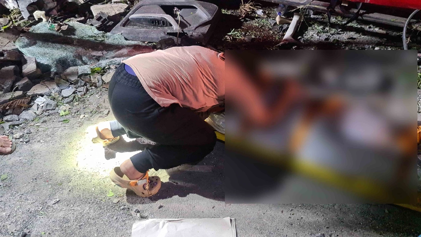 สาวไลฟ์สดขับรถกลับบ้านเสียหลักพุ่งชนกำแพงโรงงานกระดาษดับคาที่