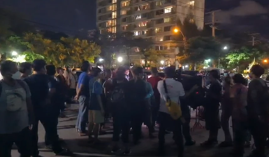 มวลชนจำนวนมากมาชุมนุมหน้า สน.ปทุมวัน เพื่อรอดูหน้า "เค ร้อยล้าน"