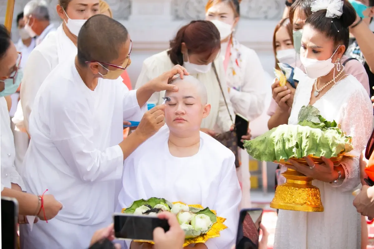 “หมอปลาย พรายกระซิบ” บวชชีพรหมโพธิ ก่อนบินสู่ศรีลังกา บวชภิกษุณี 1 ปี