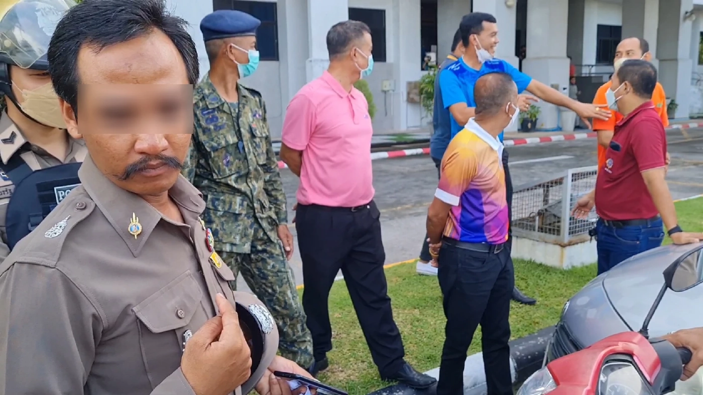 ชายแต่งกายเลียนแบบตำรวจ