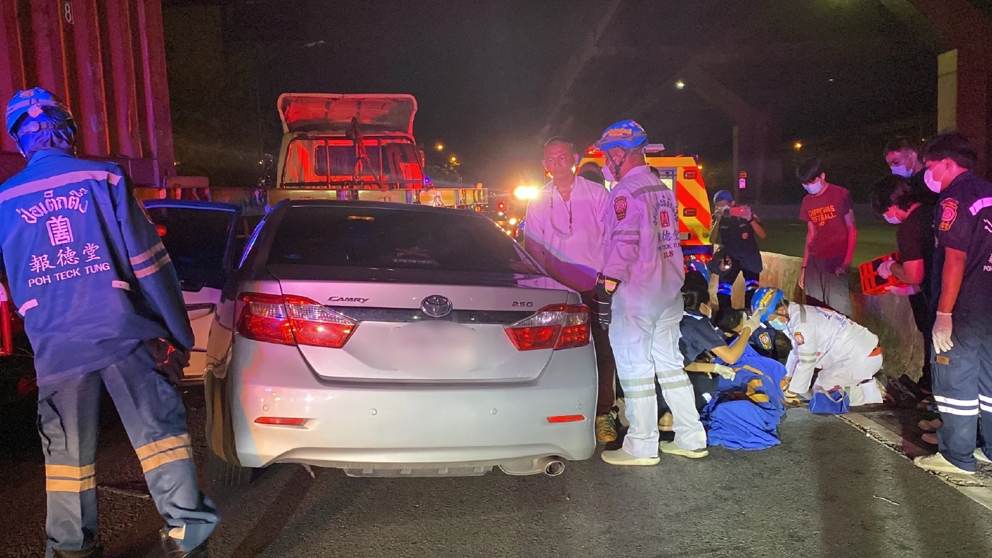 รถเก๋งกลับจากงานเลี้ยง ซิ่งชนรถพ่วง 22 ล้อ บาดเจ็บ 2 ราย 
