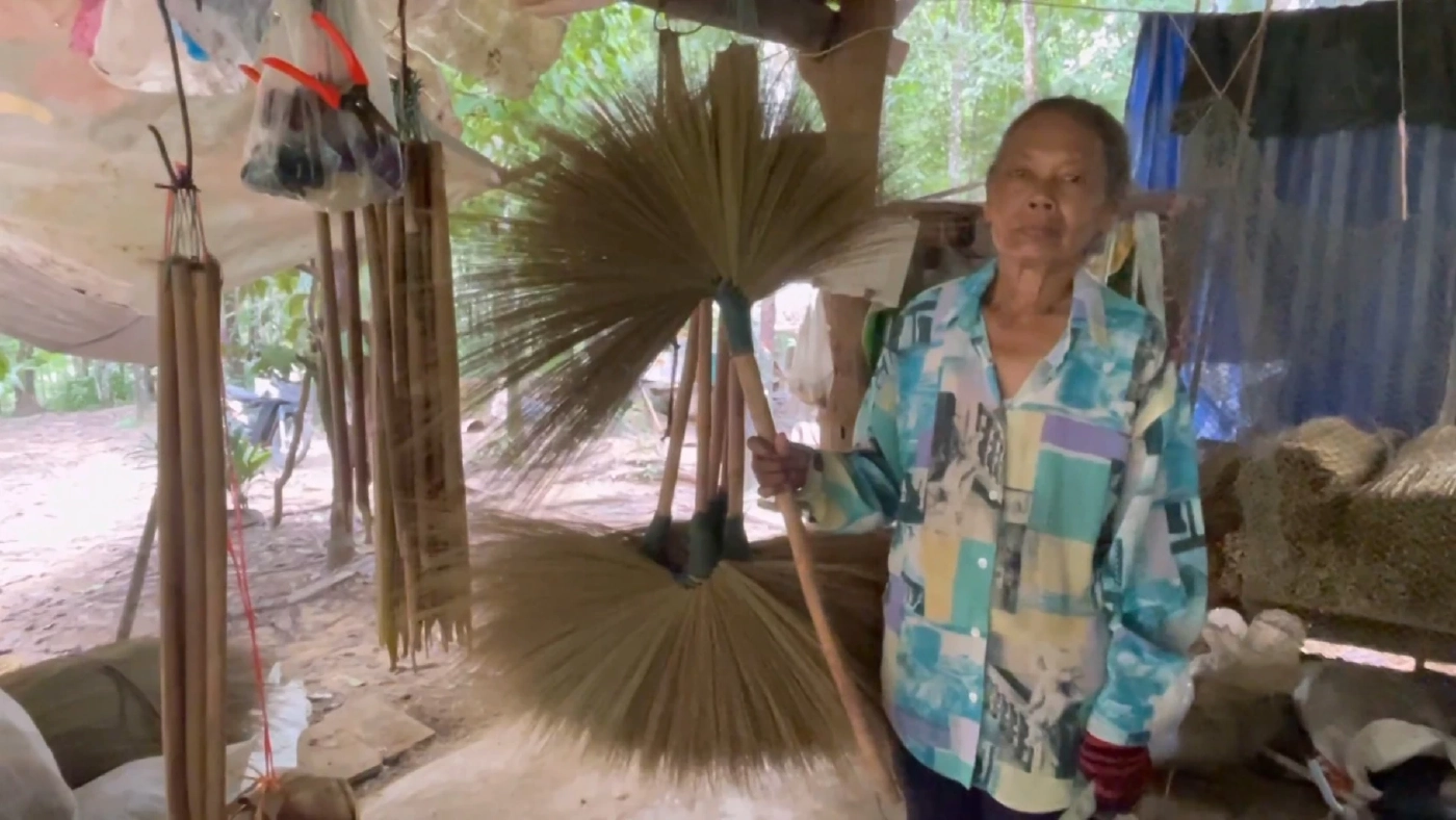 เก็บ 'ดอกหญ้า' ทำไม้กวาดขาย รับรายได้หลักหมื่น/เดือน