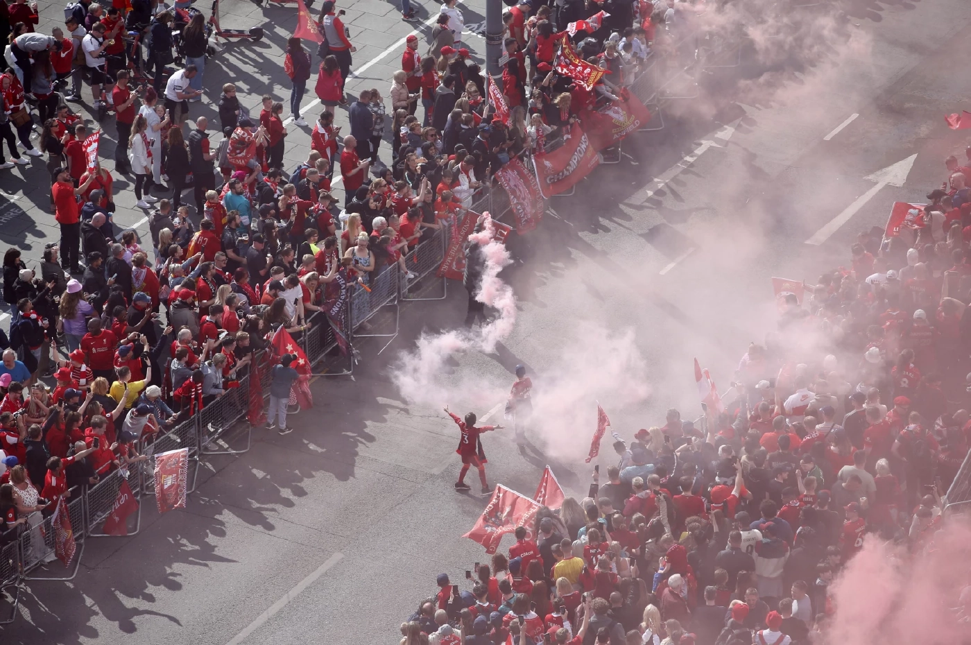 ประมวลภาพ "หงส์แดง" แห่ฉลองดับเบิ้ลแชมป์ชื่นมื่น