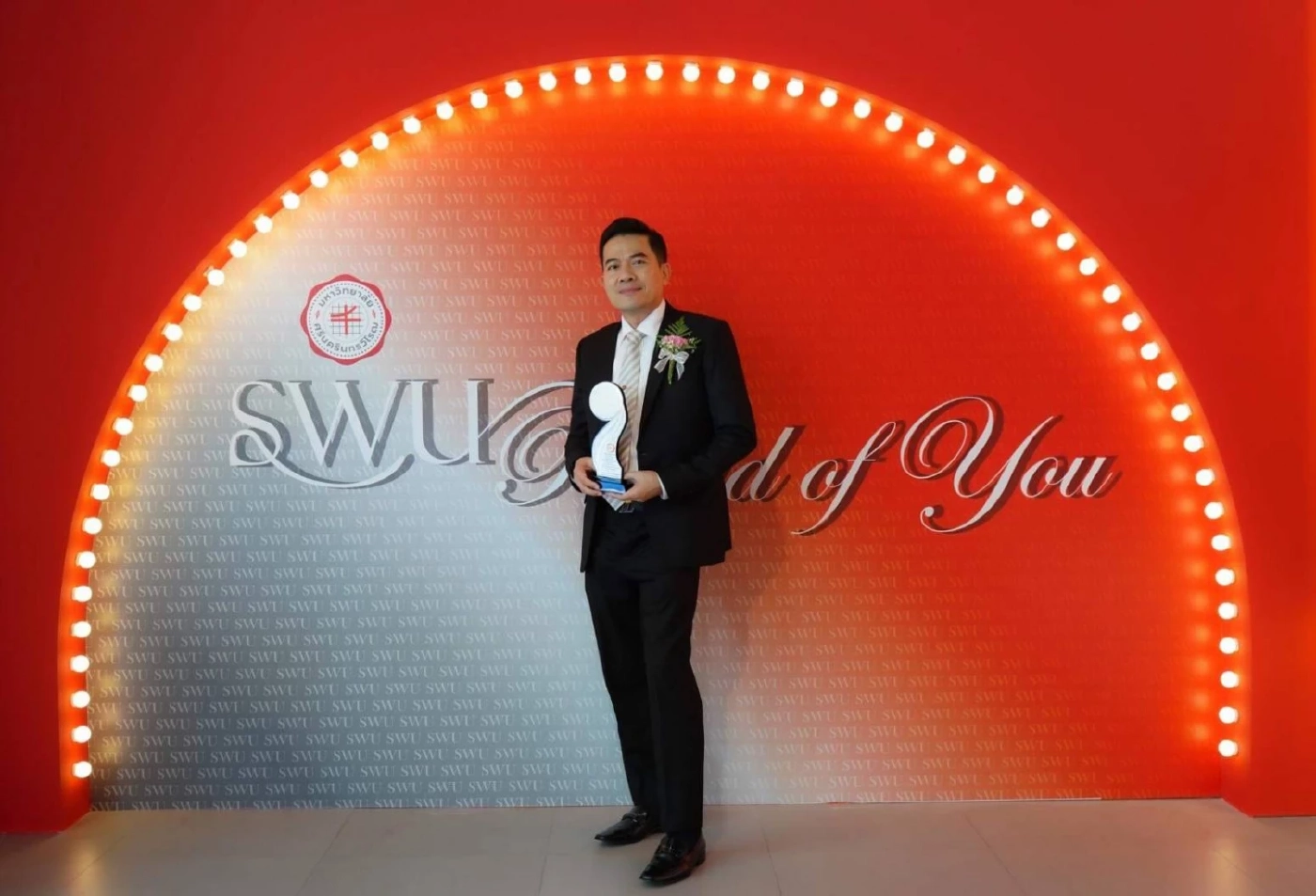 วุฒิศักดิ์ เลขาฯมูลนิธิผึ้งหลวง รับรางวัลเชิดชูเกียรติศิษย์เก่าดีเด่น มศว