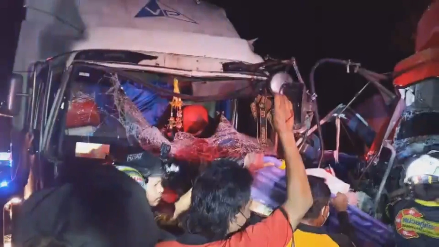 สิบล้อข้ามเลนชน “รถไปรษณีย์” จนท.ดับ คนขับหนี