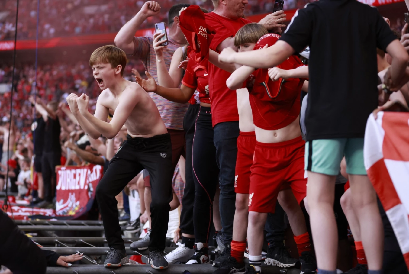 ประมวลภาพ "หงส์แดง" ดวลโทษดับ "สิงห์บลูส์" ผงาดแชมป์เอฟเอคัพสมัย 8