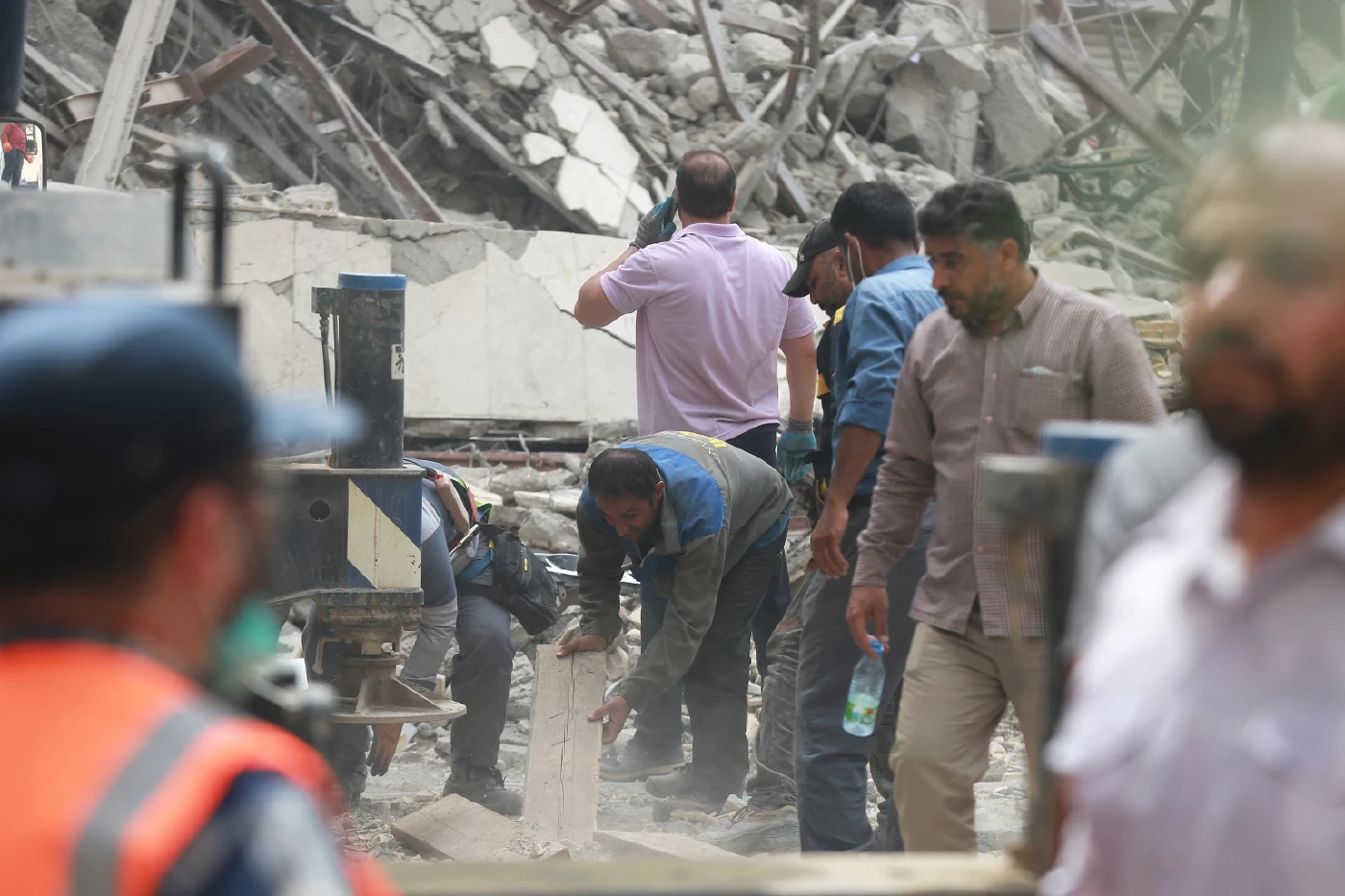 ตึกถล่มอิหร่านดับพุ่ง 10 ราย เจ็บหลายสิบ