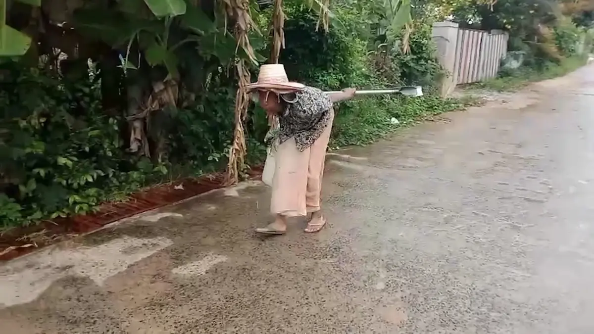 แม่เฒ่าพิการหลังค่อมสู้ชีวิต! ขุด 'ปูนา' ขายเลี้ยงชีพ