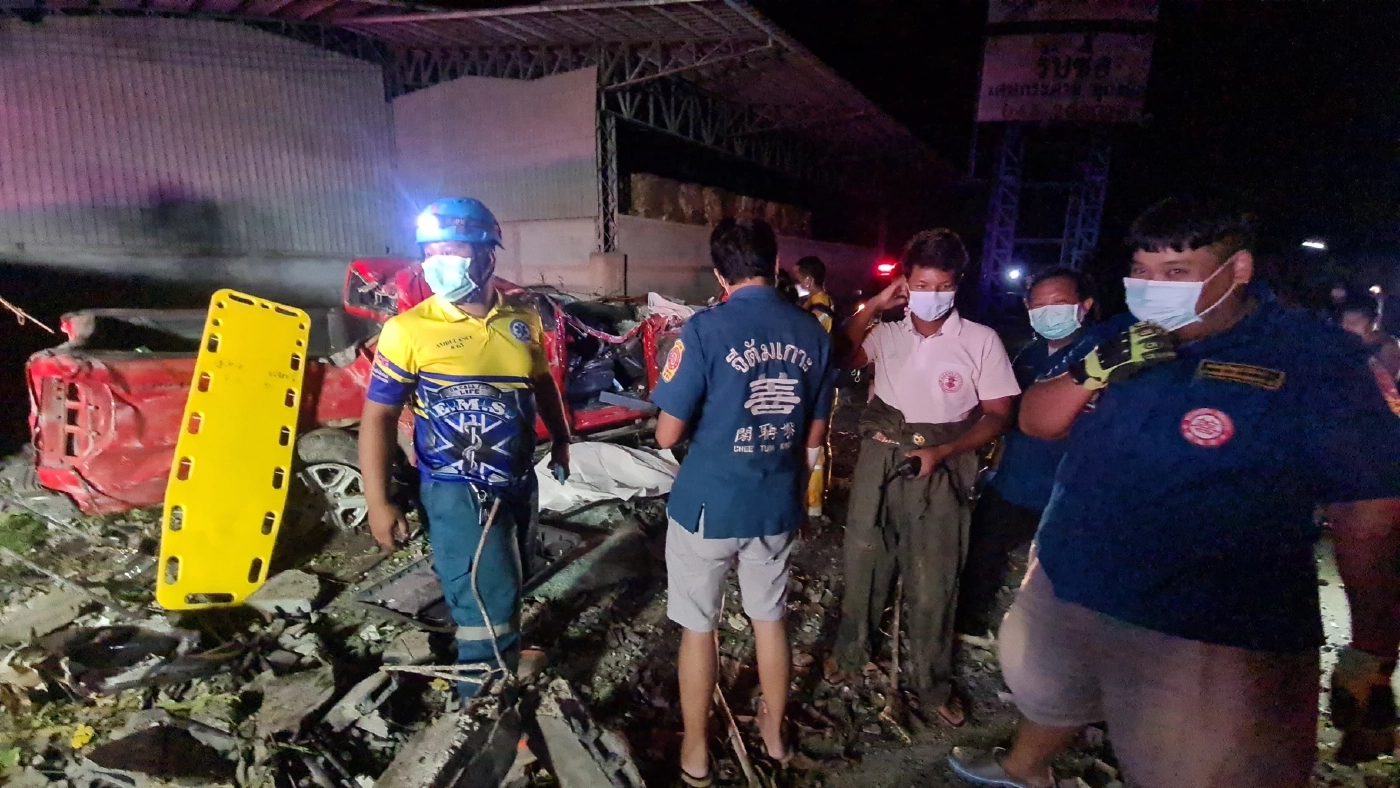 สาวไลฟ์สดขับรถกลับบ้านเสียหลักพุ่งชนกำแพงโรงงานกระดาษดับคาที่