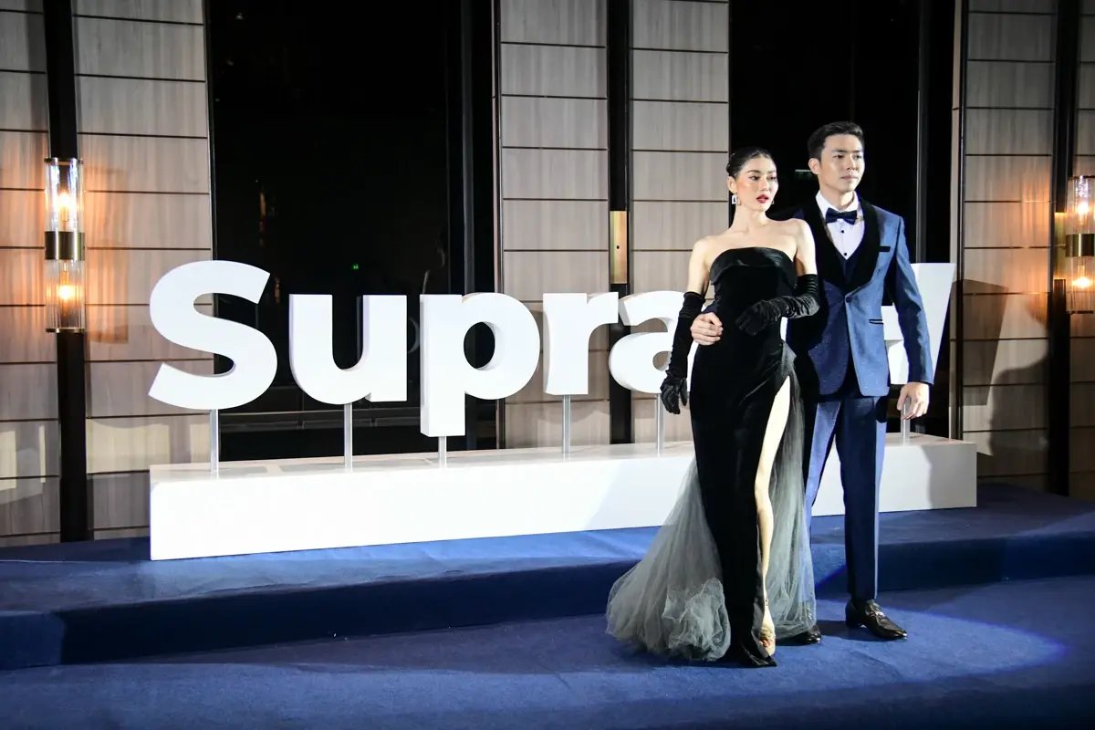 30 หนุ่มสาว “ซูปร้า ไทยแลนด์ 2022” อวดโฉมทักซิโด้-ราตรี วิบวับบนบลู คาร์เพท