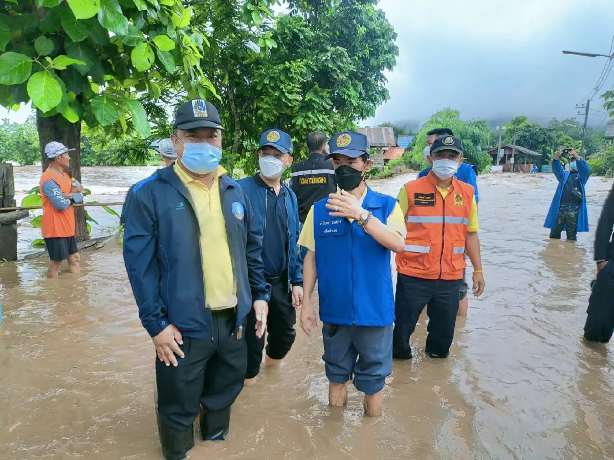 ประสานเรือจากปภ.เขต10 ลำปาง เข้าพื้นที่เพื่อช่วยเหลือผู้ประสบภัยแล้ว