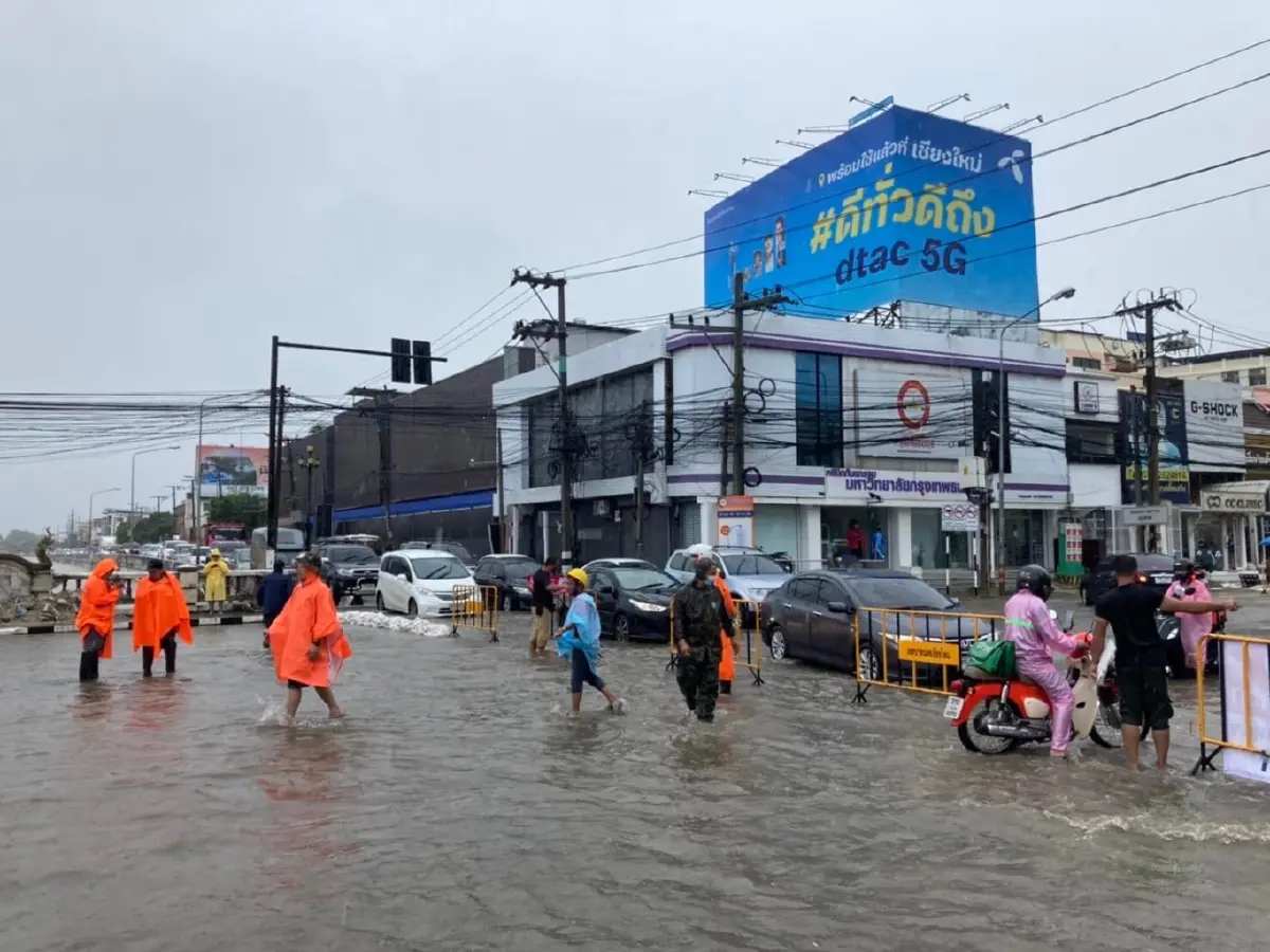 ชาวเชียงใหม่อ่วม ฝนถล่มหนักสุดรอบหลายปี น้ำป่าทะลักเข้าเมืองหลายพื้นที่