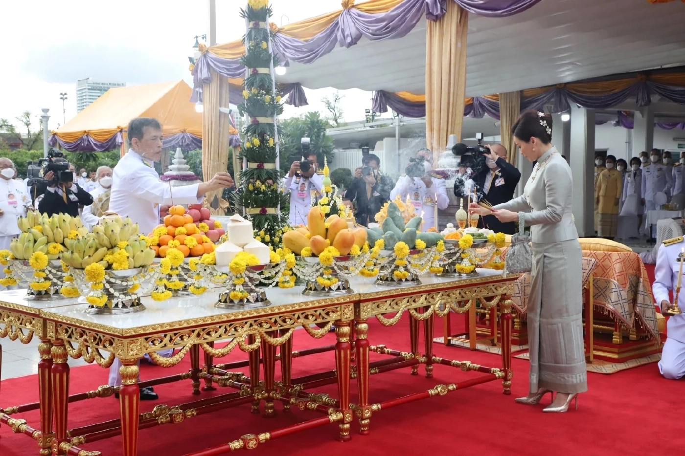"ในหลวง-พระราชินี" ทรงบวงสรวงพระหลักเมือง ในโอกาส กรุงรัตนโกสินทร์ 240 ปี