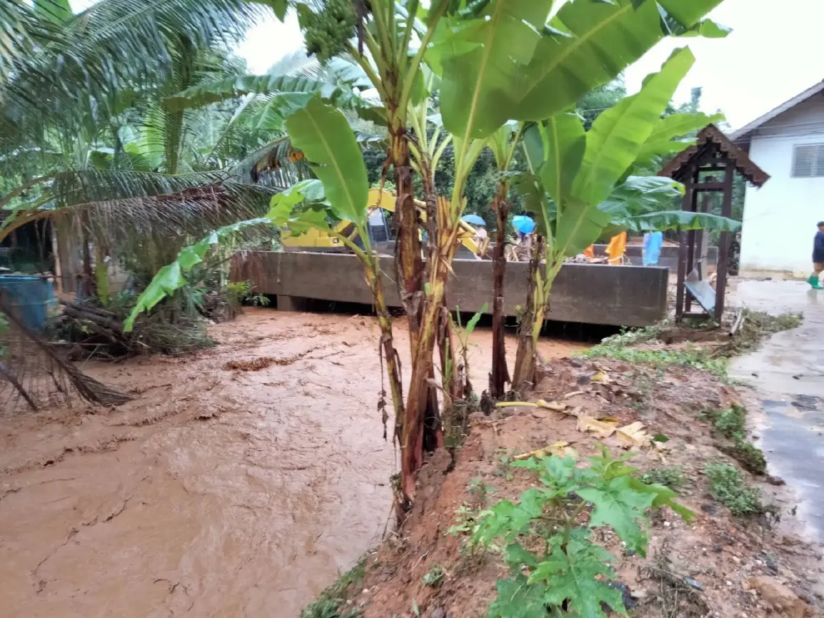 ฝนถล่มภาคเหนือ ลำปาง หนุ่มไลฟ์สดขอความช่วยเหลือหลังหนีน้ำขึ้นหลังคา