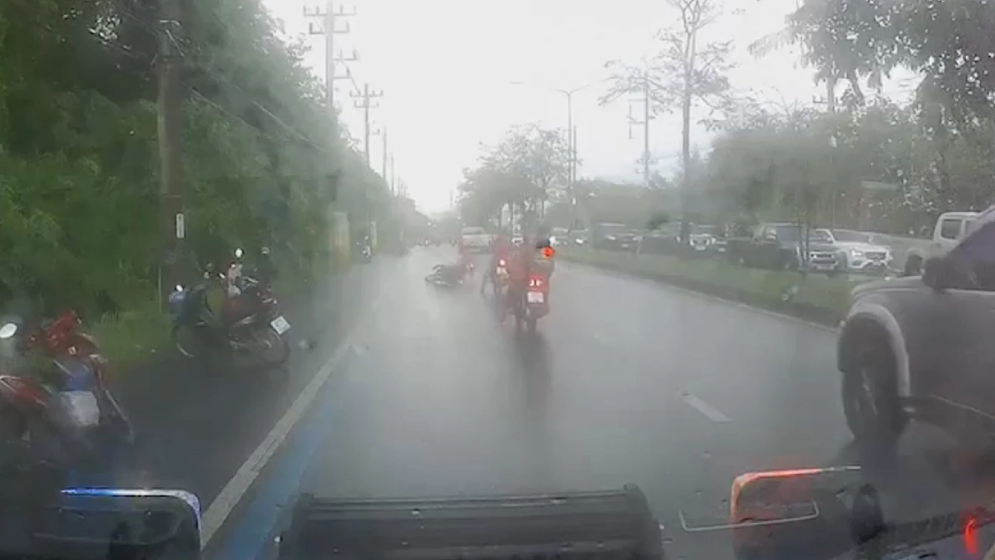 จยย.ล้มระเนระนาด กว่า 40 คัน เหตุน้ำมันรั่วลงพื้นถนน