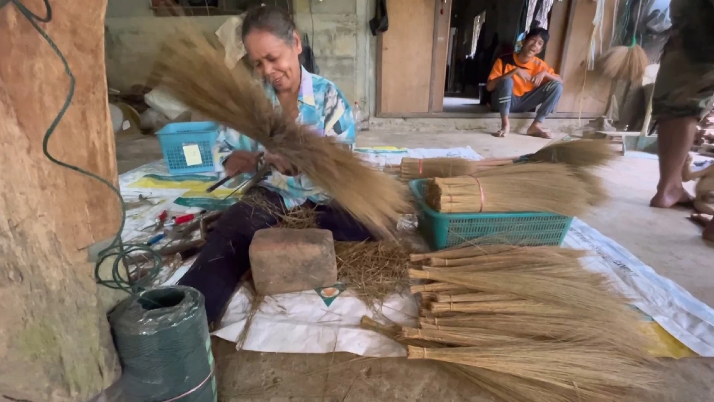 เก็บ 'ดอกหญ้า' ทำไม้กวาดขาย รับรายได้หลักหมื่น/เดือน