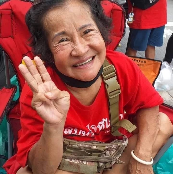 เรื่องวุ่นม็อบ 3 นิ้ว! "นุ้ย ศักดินา" เปิดศึกตบ "ป้าเป้า" ฉุนปมพรรคไม่ช่วยติดคุก