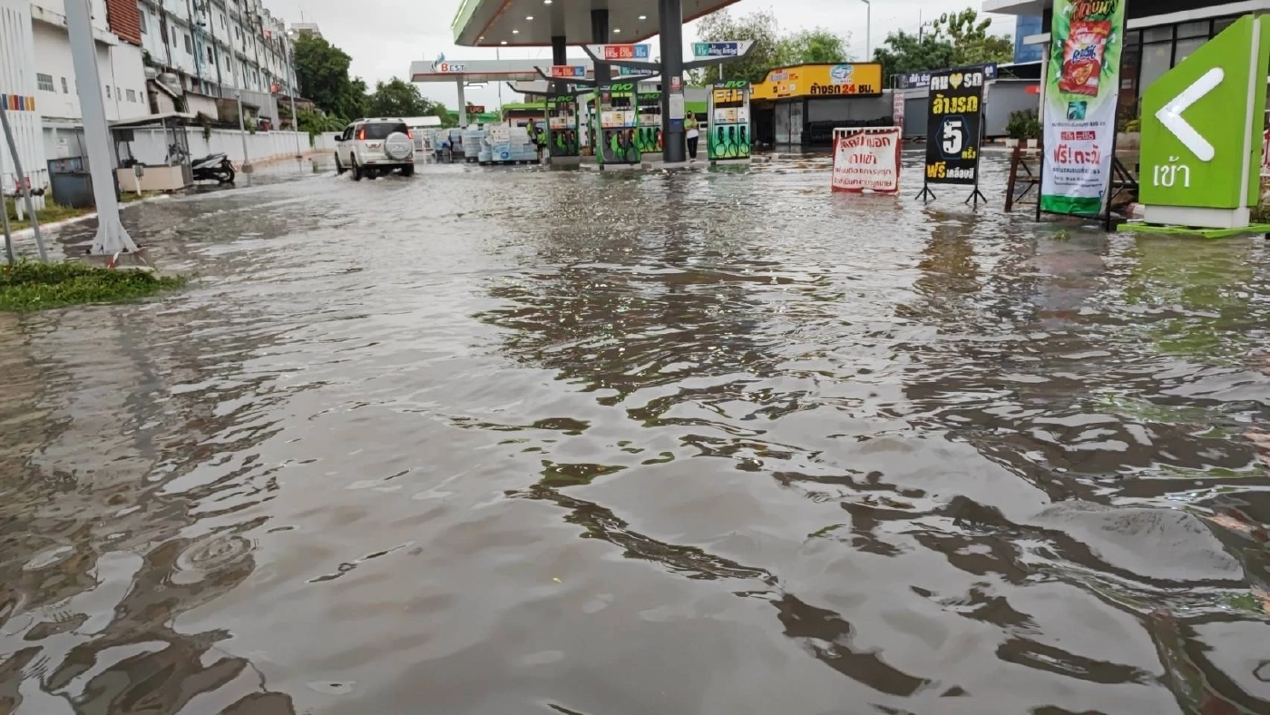 พายุฝนถล่มรังสิต น้ำท่วมขังถนนพหลโยธิน ทั้งขาเข้า-ขาออก-คู่ขนาน 40-50 ซ.ม.