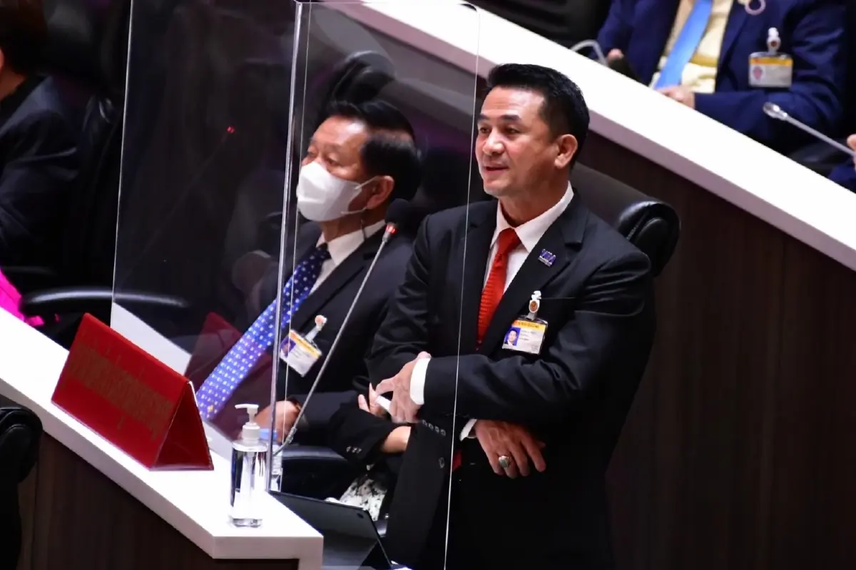 นพ.ชลน่าน ศรีแก้ว ส.ส.น่าน หัวหน้าพรรคเพื่อไทย ในฐานะผู้นำฝ่ายค้าน