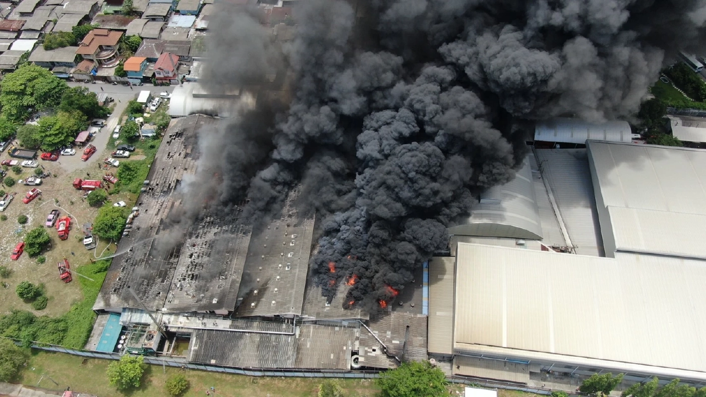 ไฟไหม้โรงงานผลิตน้ำผลไม้สมุทรปราการ พังเสียหายอื้อ 