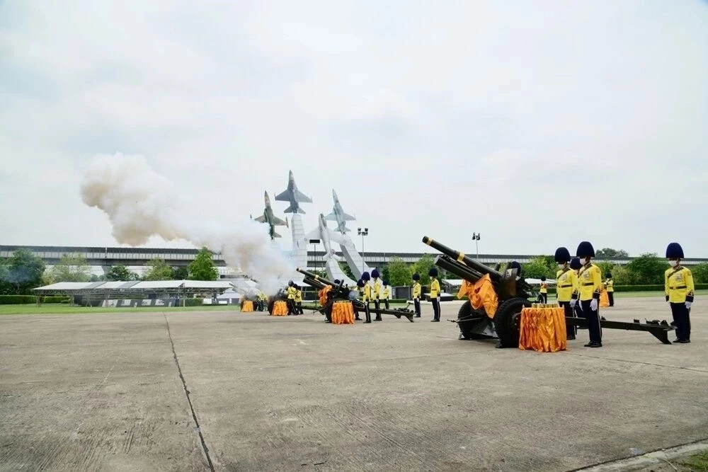 "ในหลวง-พระราชินี" เสด็จฯไปในการ "พระราชพิธีฉัตรมงคล"
