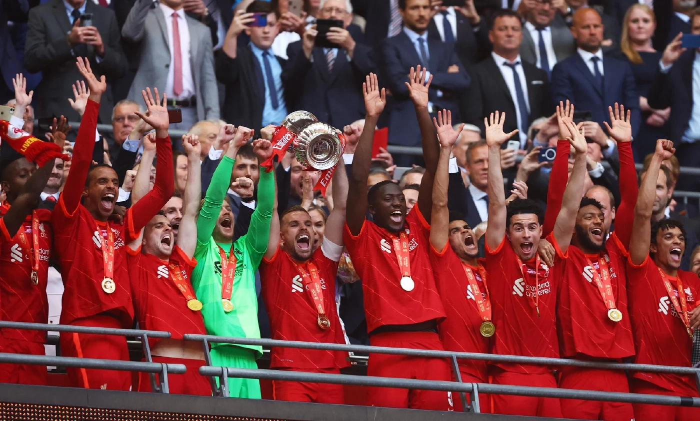 ประมวลภาพ "หงส์แดง" ดวลโทษดับ "สิงห์บลูส์" ผงาดแชมป์เอฟเอคัพสมัย 8