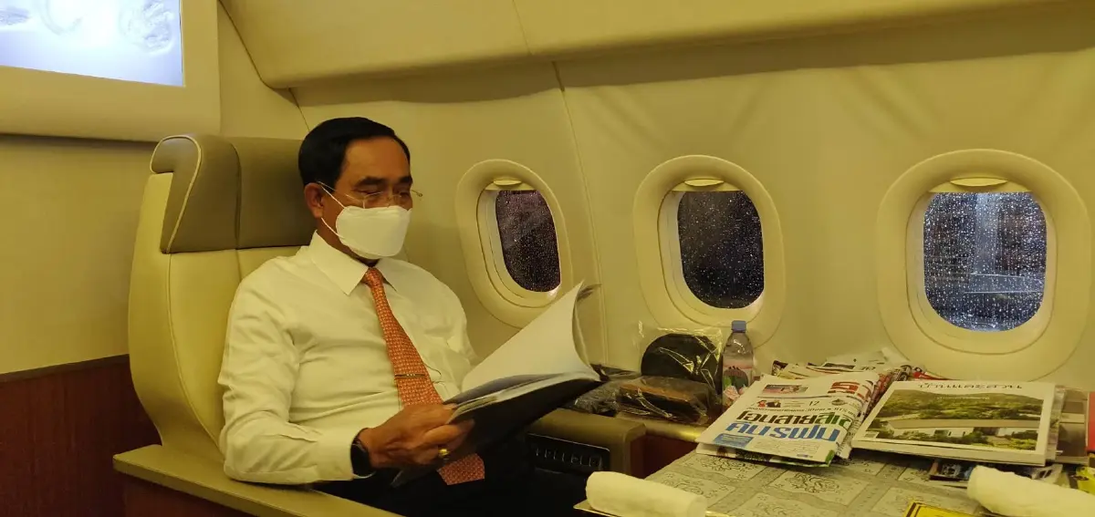 ชาวเน็ตแซวแรง พล.อ.ประยุทธ์ อ่านหนังสือทิพย์