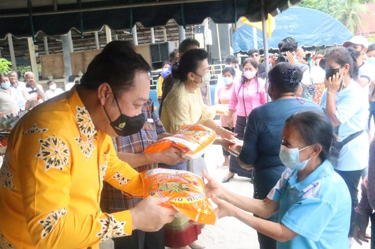"ทวี สอดส่อง"ร่วมทอดผ้าป่าสามัคคีในพื้นที่ตากใบ