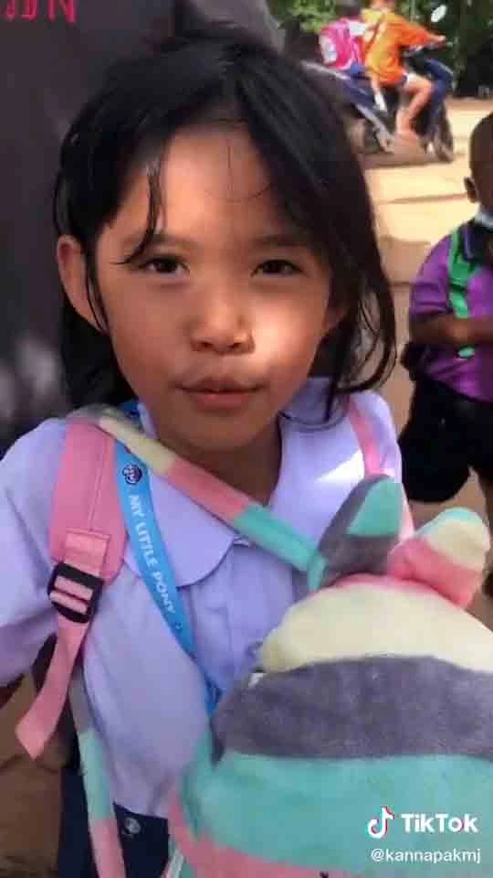 ชื่นชม "น้องปุ้งกี๋” เด็กอนุบาล 3 แต่พูดภาษา "อังกฤษ" จนไฟแลบ 