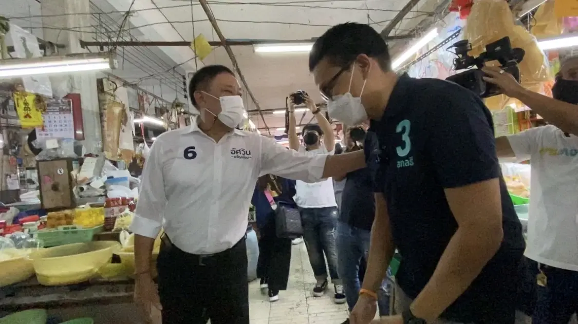 “สกลธี”หาเสียงตลาดราชวัตร เจอ “อัศวิน” โผกอดให้กำลังใจกัน