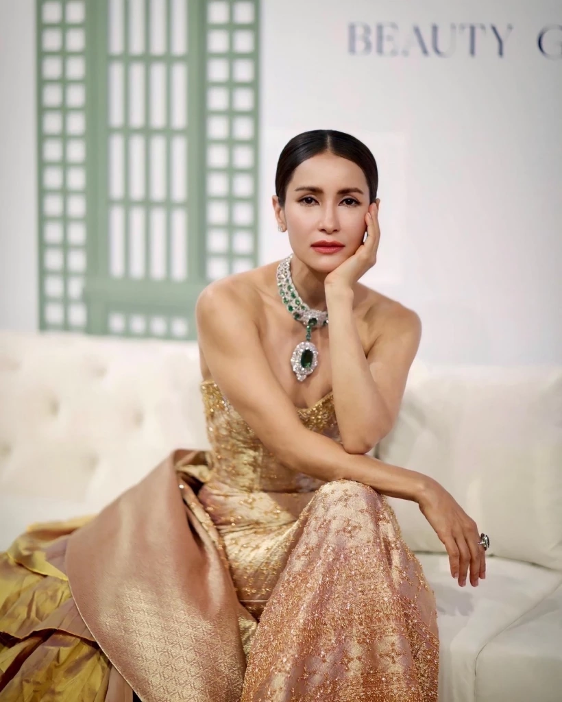 เปิดที่มาชุดผ้าไหมสั่งทอพิเศษที่ “แอน ทองประสม” สวมใส่บอกเลยไม่ธรรมดา