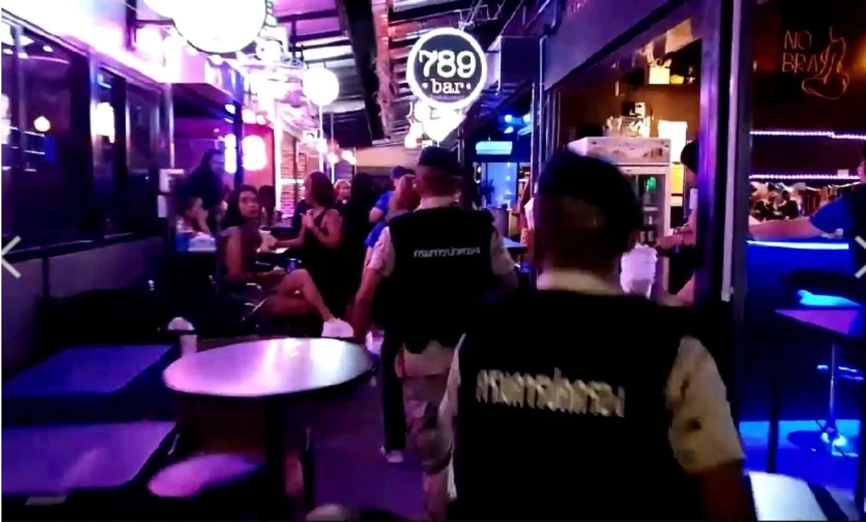 ปิด "789 บาร์" ย่านสุขุมวิท เชียร์แขก บังคับเยาวชนค้าประเวณี
